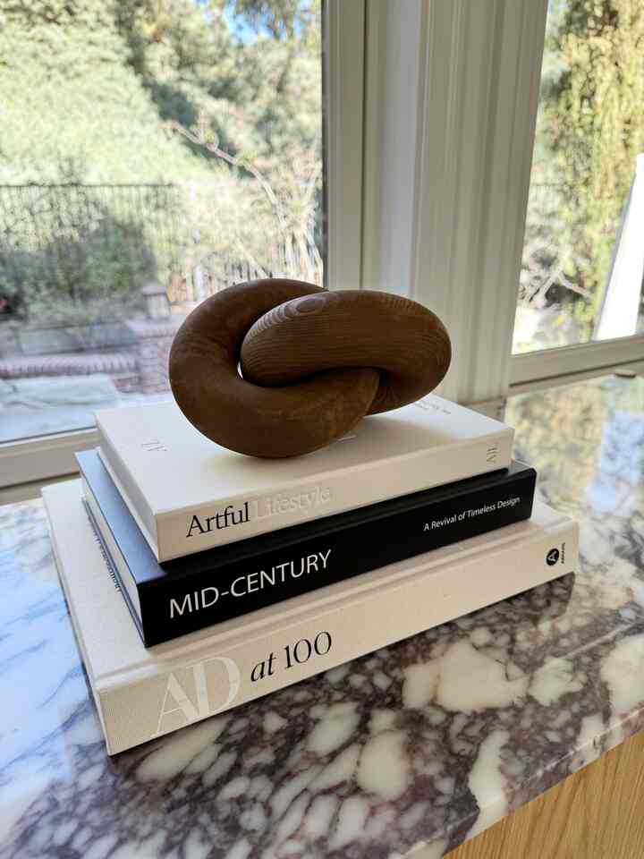 Penataan Bufet/Prasmanan. #decor #coffeetablebooks #shelfiestyling #bookdecor