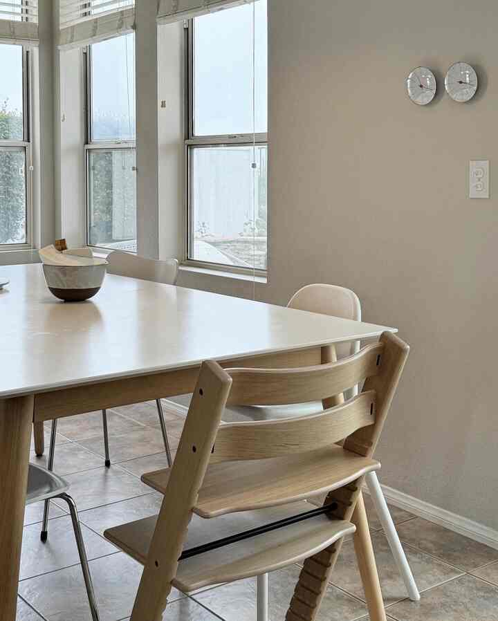 Natural wood tone and white 6-tatami dining room featuring Arne Jacobsen clocks mounted on the wall in a neat setting