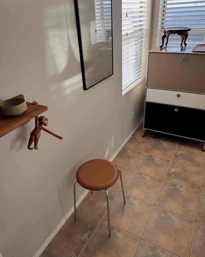 Small, functional, and iconic stool : Fritz Hansen Dot Stool in wild leather 

#stool #fritzhansen #midcenturymodern #iconicfurniture #iconic #smallroom #smallhouseinterior 