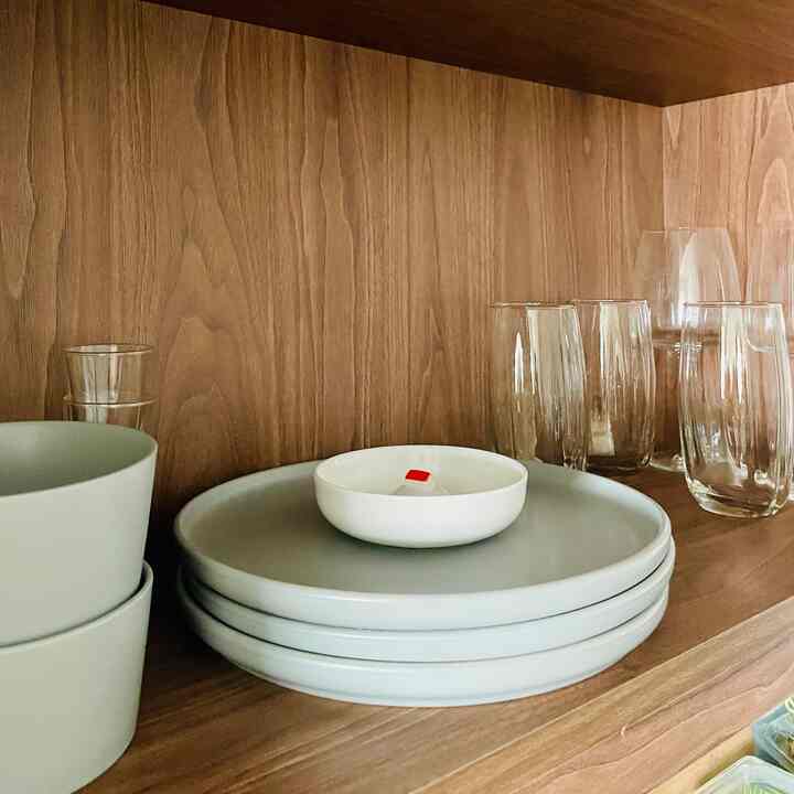 My current kitchen glasses and dinnerware setup! #dinnerware #ceramicplates 