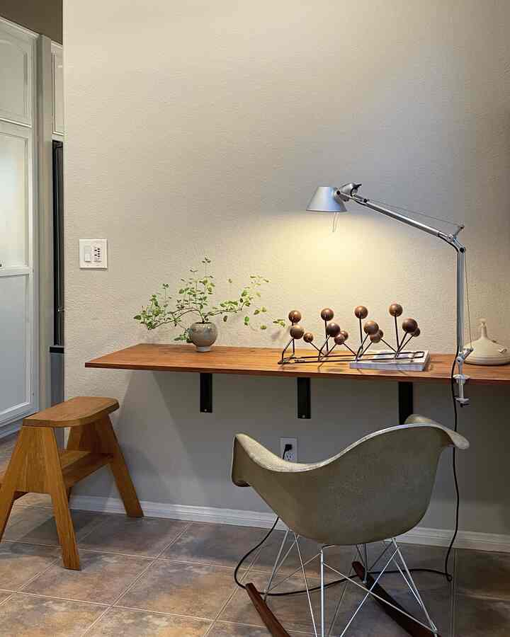 Membuat sudut kecil untuk diriku sendiri ☕️📚

#Rak dinding #handmade #desk #homecafe #walnutinterior #walnut #wallmounteddesk