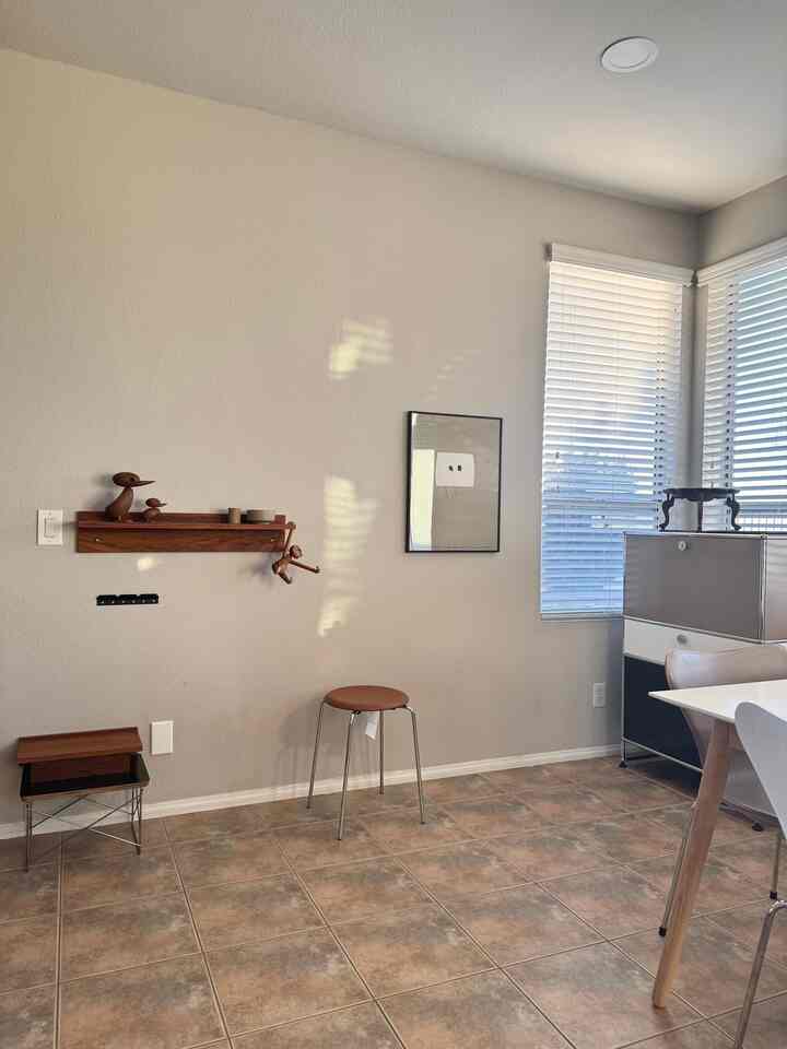 Wall decor inspirations 🤎

#walldecoration #Wallshelf #framedposter #frameinterior #woodeninterior 