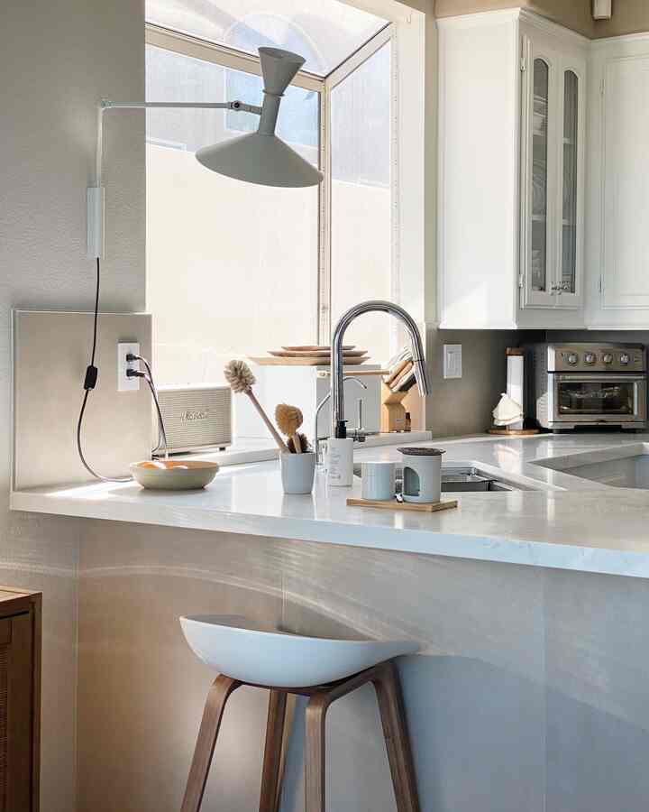 Light neutral kitchen styling ✨

#smallkitchen #whitekitchen #naturalinterior #lightingfixture #walllighting #wallmountedlighting 