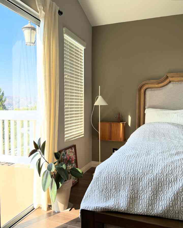 Cozy bedroom decorations with wooden frames🤎

#vintage #vintagecabinet #bedroominterior  #cozyroom #floorlamp #louispoulsen #warmtone