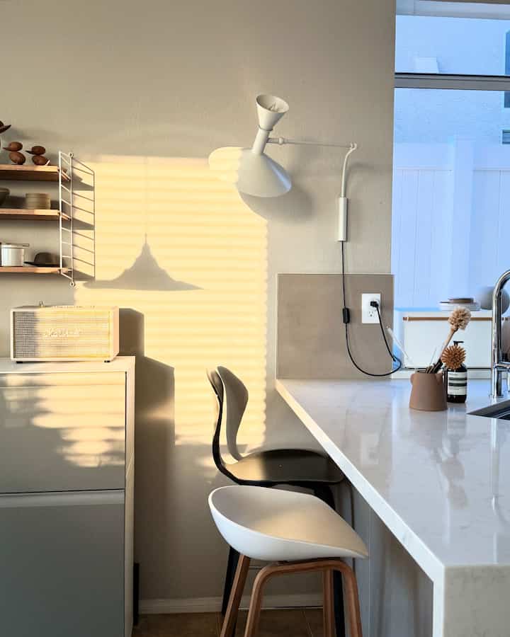 Mengabadikan matahari terbenam di dapur✨

#whitekitchen #smallkitchen #ikea #ikeacabinet #kitchen #kitcheninterior #mcm #kitchendecoration

