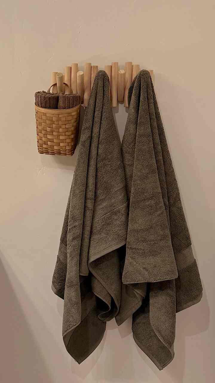 Suka sekali dengan tampilan rak handuk kayu ini di kamar mandi saya! #bathroom #towelrack