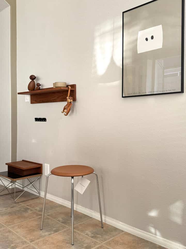 Ide dekorasi dinding 🤎

#walnut #walnutinterior #posterframe #framedposter #frameinterior #walldecoration #wallshelf #woodenfigure