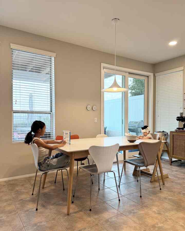 Captured a beautiful moment in the diningroom ✨

#diningtable #diningroom #diningchair #fritzhansen