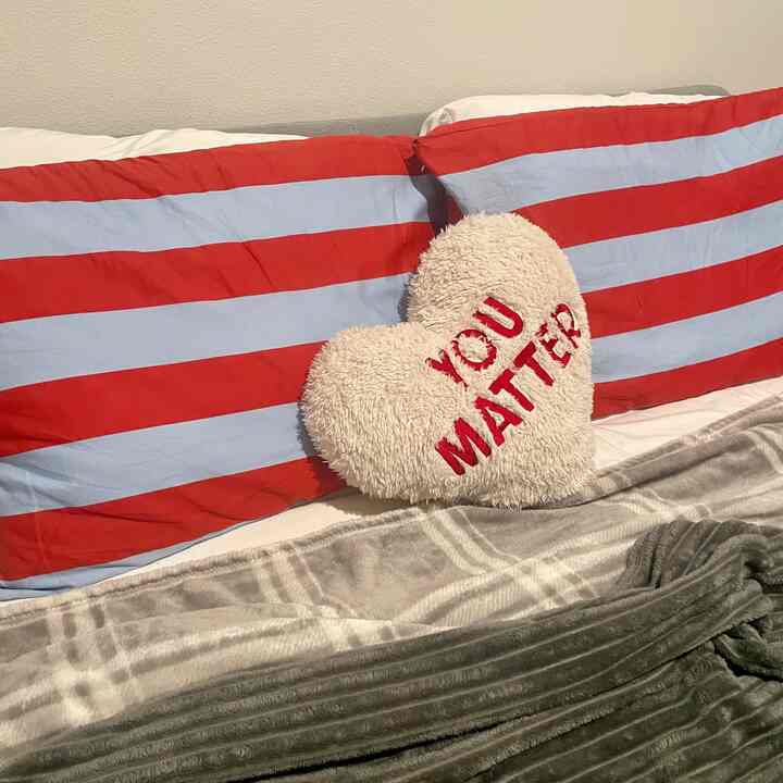 Bringing in the Valentine’s decor into the bedroom! #striped #valentinesday #valentinesdecor 