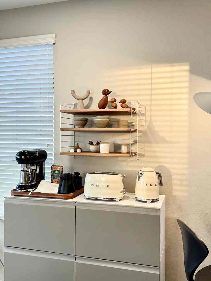 Kafe rumahan saya yang nyaman hanya untuk saya sendiri 😎✨

#homecafe #coffeemachine #smeg #ikea #ikeacabinet #wallshelf #homedecor 

