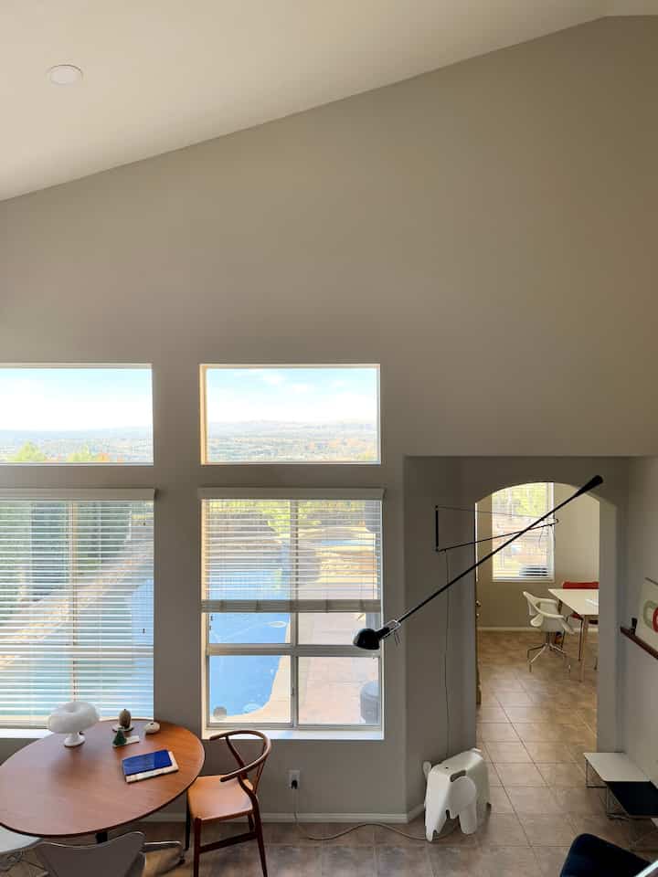 View from our livingroom 🤎

#view #california #Viewourhouse #livingroom #livingroominterior #walllighting #walnuttable #roundtable 