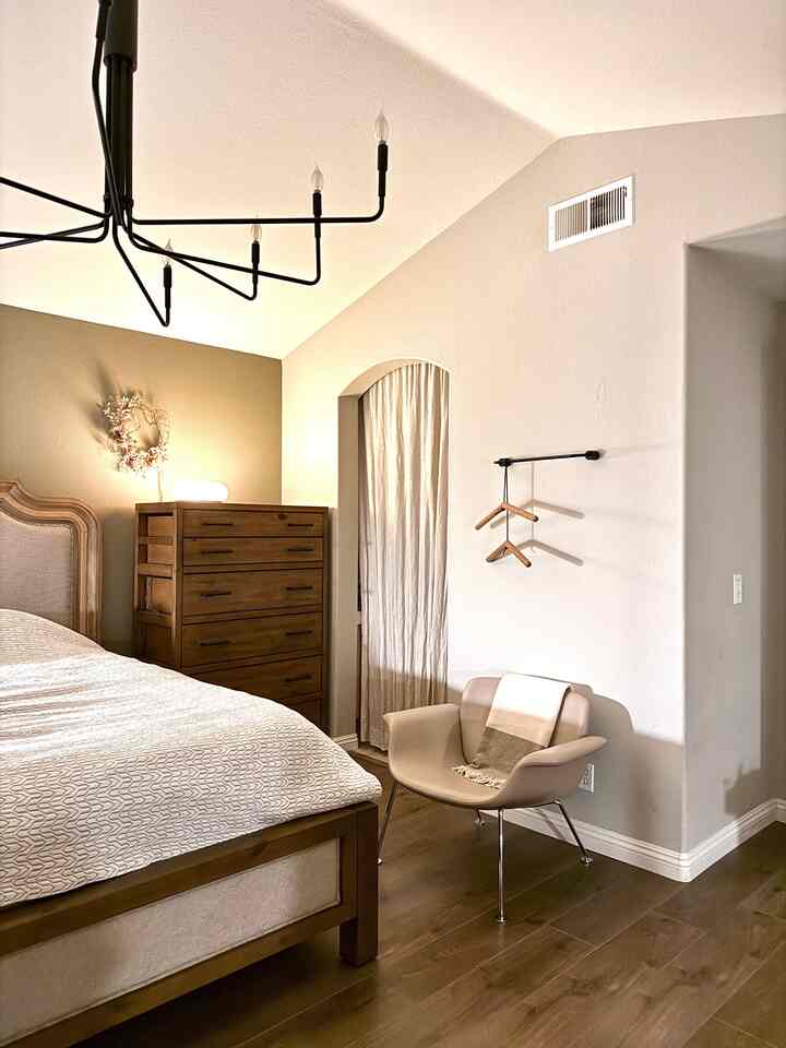 Interior kamar tidur yang nyaman 🤎

#kamartidurnyaman #CozyInterior #warmtone #warmhouse #loungechair #woodenfurniture #masterbedroom