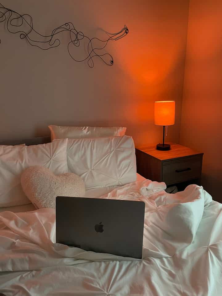 Cozy bedroom with a minimal way of decorating for valentine’s day #heartpillow #cozy #bedroom 