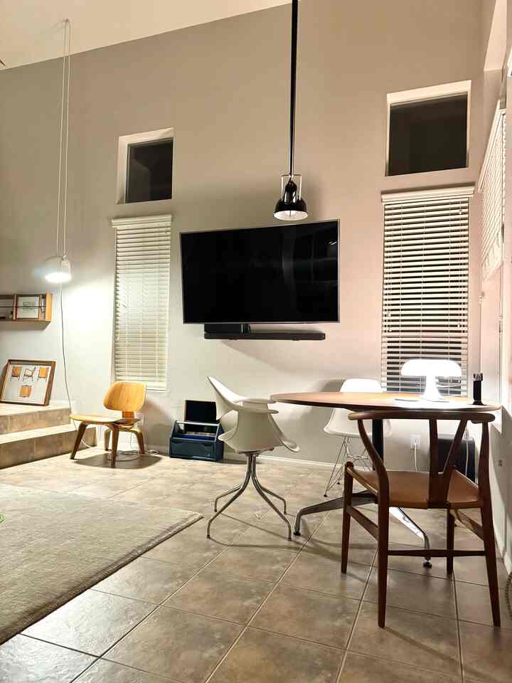  A living room with all the lights turned on ✨

#livingroom #lightinginterior #lightingeffect #mcm #midcenturymodern #chairs #eames #hermanmiller #georgenelson #hanswagner 