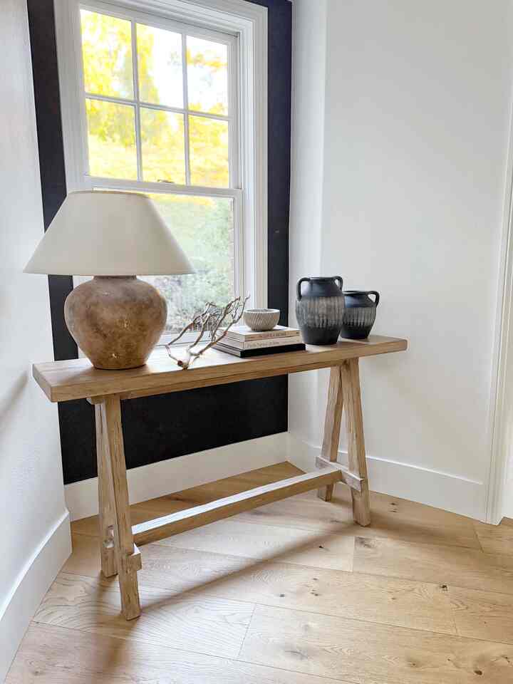 Modern organic entryway styling. #modernorganic #moderndesign #entrywaystyling