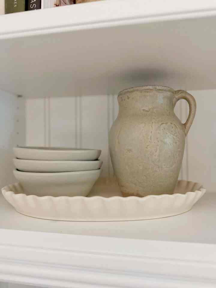 Shelfie styling. #diningdecor #placesetting #potterybowls