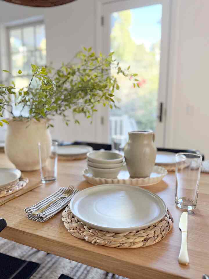 Close ups of place settings. #modernorganic #placesetting #diningtablesetting