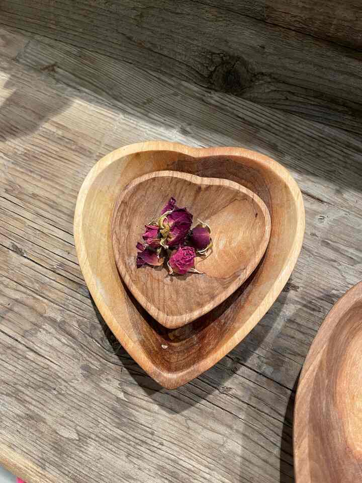 Loving these decorative bowls for a cute galentine’s day party! #galentines #heartdecor #valentinesday