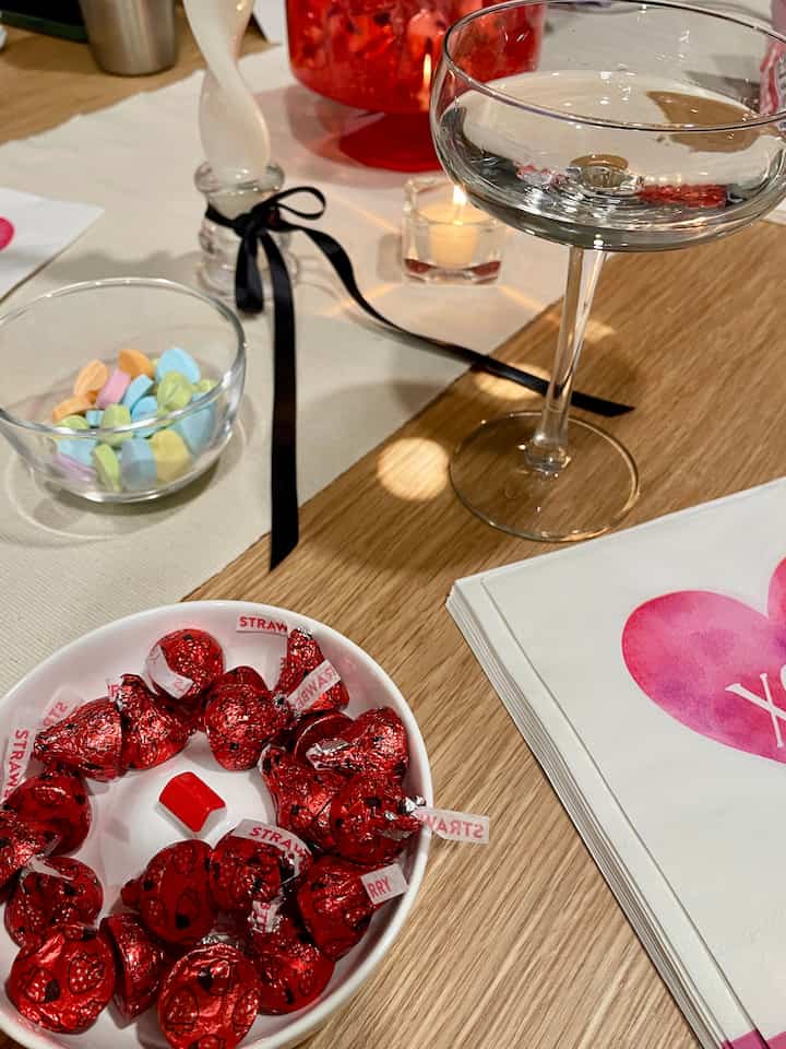Ucapan hati dan beberapa ciuman untuk hari Galentine! #tablesetup #valentinesdaydecor #fun #party