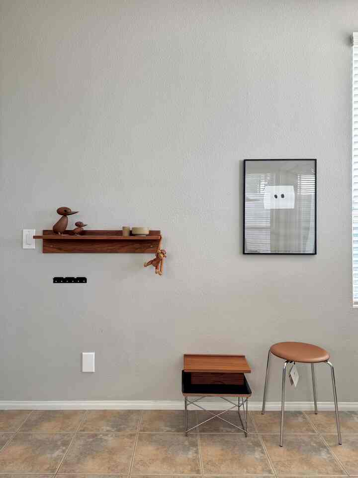 Ide dekorasi dinding 🤎

#handmade #walnut #wallshelf #posterframe #mcm #midcenturymodern #walldecor