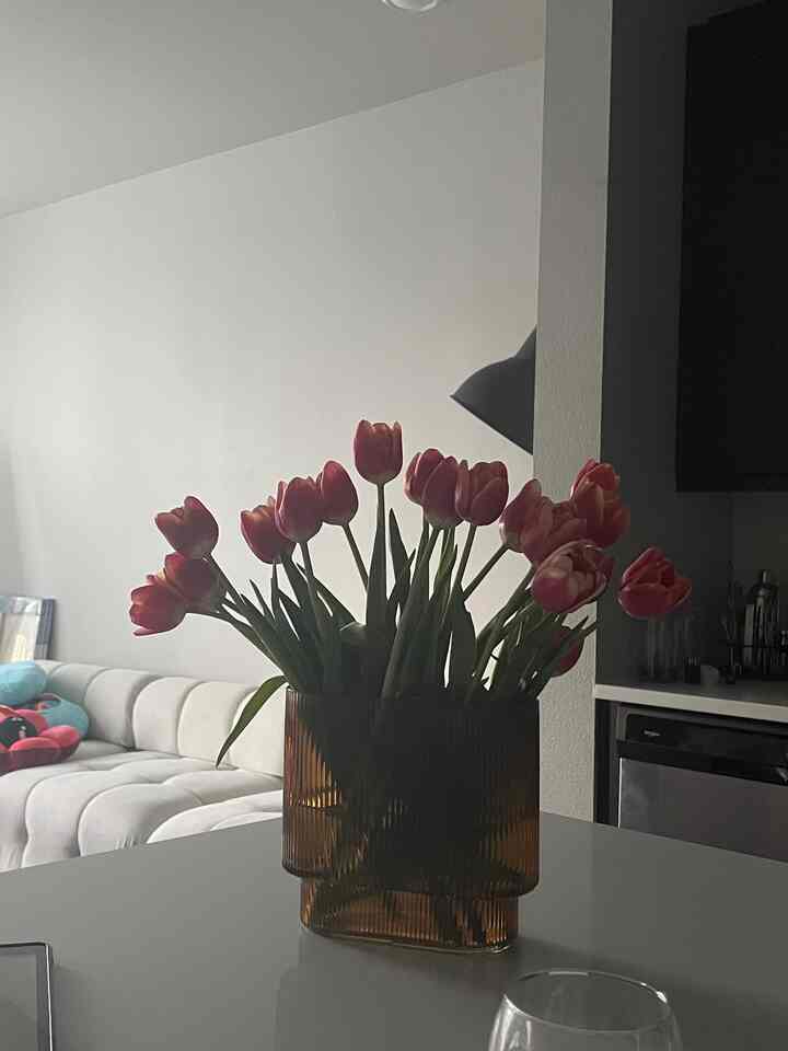 Open living spaces are perfect when decorating with fresh flowers #tulips #flowers #openkitchen 