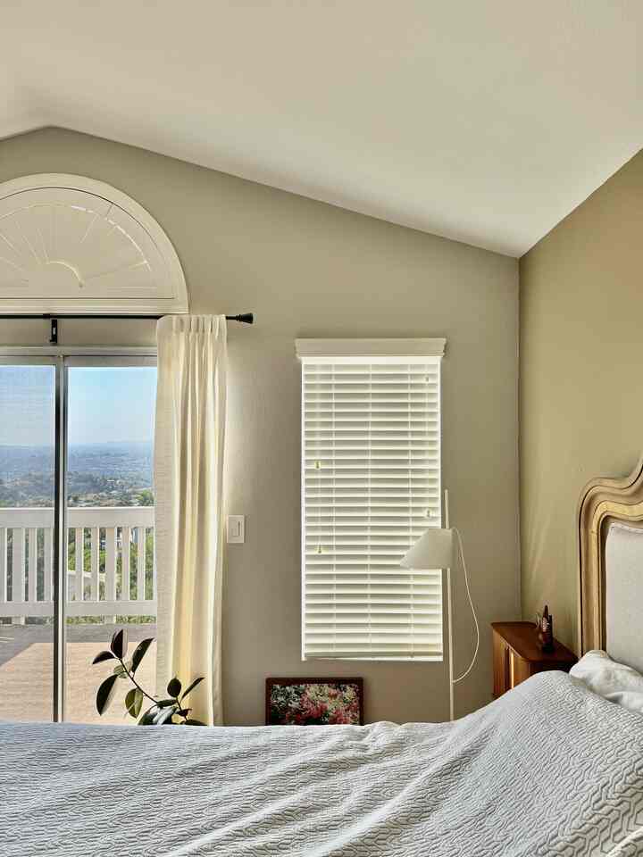 Warm tone bedroom inspiration 🤎✨

#bedroominterior #bedroomdecor #masterbedroom #warmhouse #louispoulsen #floorlamp #cozyroom #cozyhouse #roomdecoration #roominterior 