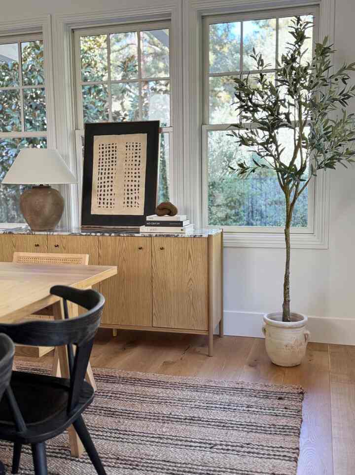 Mldern organic dining room. #moderndesign #diningtable #sideboardstyling #modernorganic