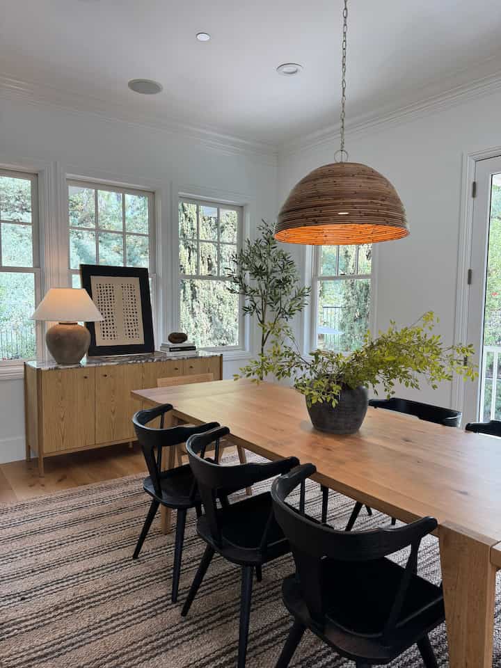 Modern Dinjng room styling. #diningroomdecor #modernorganic #interiorstyling #moderndiningroom