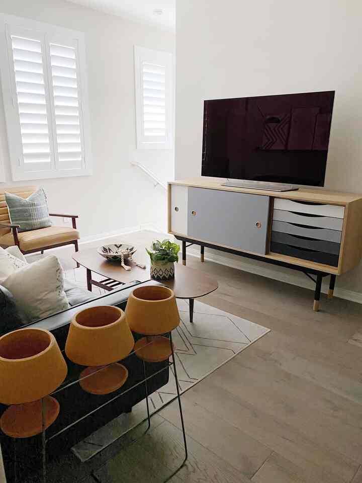 Mid centiry modern living room loft. #loftdesign #livingroomdesign #livingroominspo #colorfulsideboard