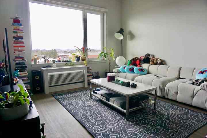 Loving my art-inspired living room #livingroominterior #keithharing #plushes #modern