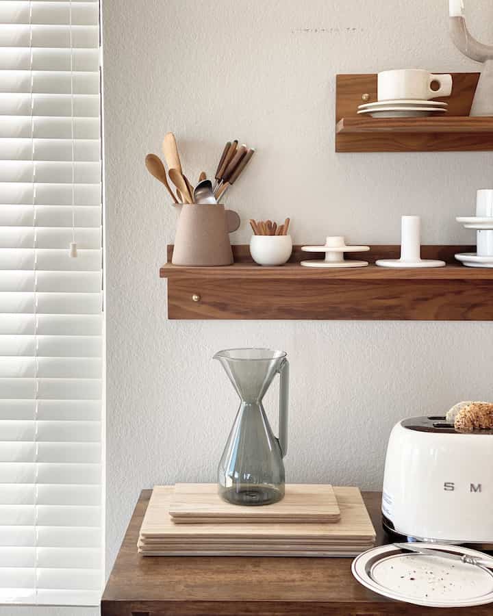 Home cafe zone ☕️

#Homecafe #coffeecup #wallshelf #walldecor #walldecoration 