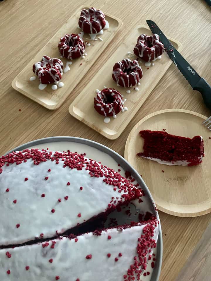 Hari Valentine sudah di depan mata, dan ini adalah waktu yang tepat untuk membuat kue di rumah! #baking #servingtray #foodsetup #tablesetup