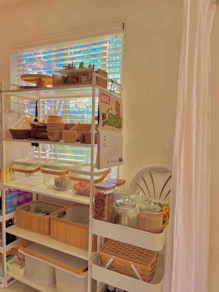 I love organizing things in similar color tones🤍🤎

#kitcheninterior
#whiteinterior
#ikeainterior
#rattanbasket
#whiteshelf
