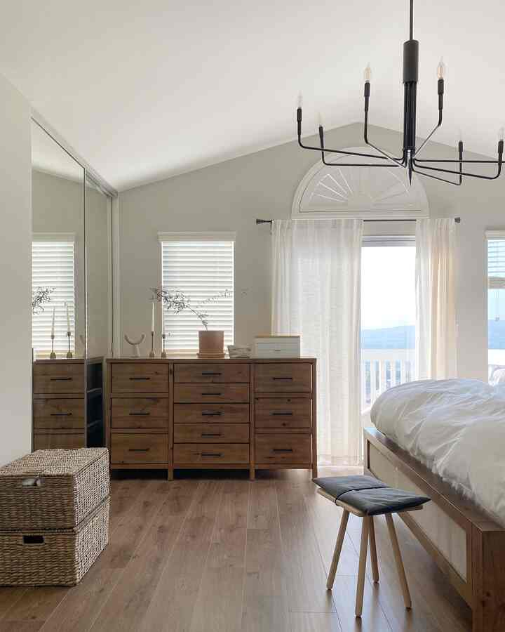 Cozy bedroom styling 🤎

#bedroominterior #bedroomdecor #dresser #bedroomlighting #woodenfurniture #cozyroom #potterybarn #crateandbarrel