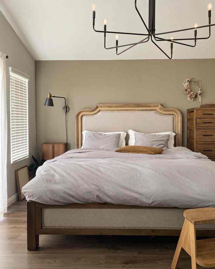 Warm tone bedroom styling 🤎

#warmfeeling #warmhouse #woodenfurniture #woodeninterior #cozyroom #roominteriors #roomdecoration #bedroominterior 