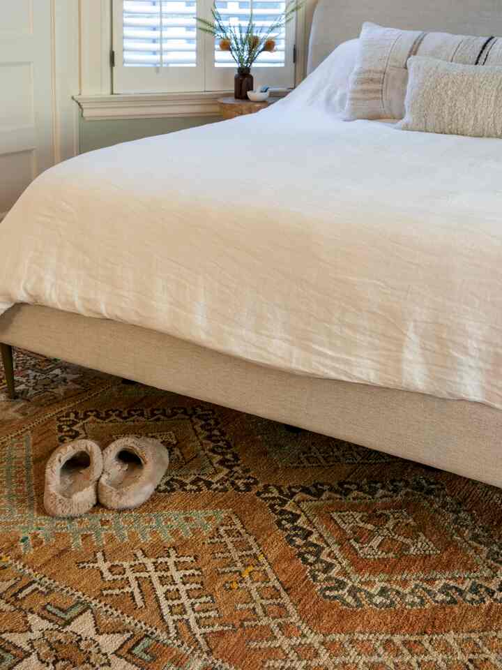Nothing grounds a room quite like a vintage rug! 
#vintage #vintagelighting #vintagerug #bedroom #bedroominterior 