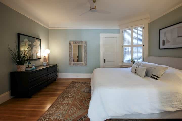 The best view at the end of the day! 😴
#ecletic #bedroom #bedroominterior #bedroomstyling #bedroomrug #bedroomfurniture 