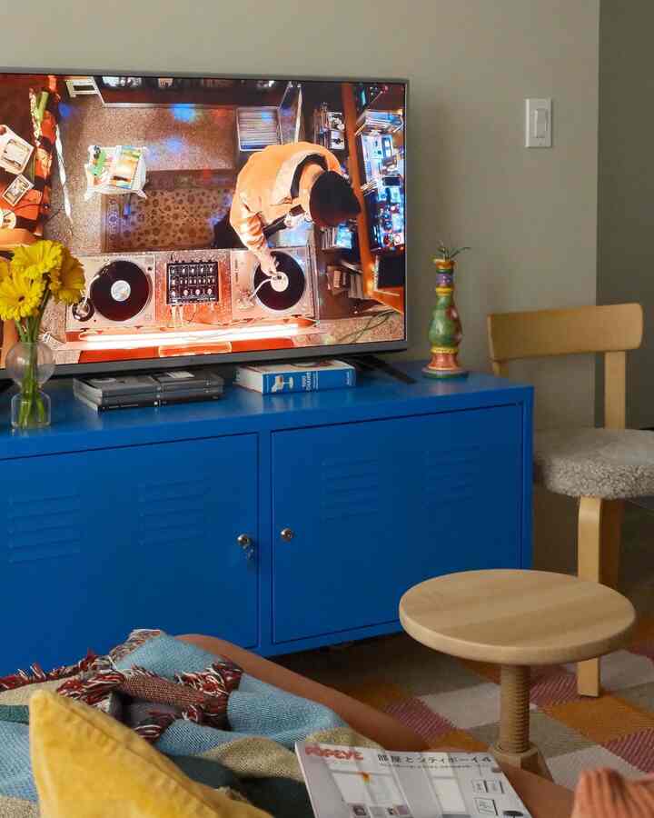 Wood and primary colors is the perfect interior combo #WoodInterior #woodeninterior #aaltochair