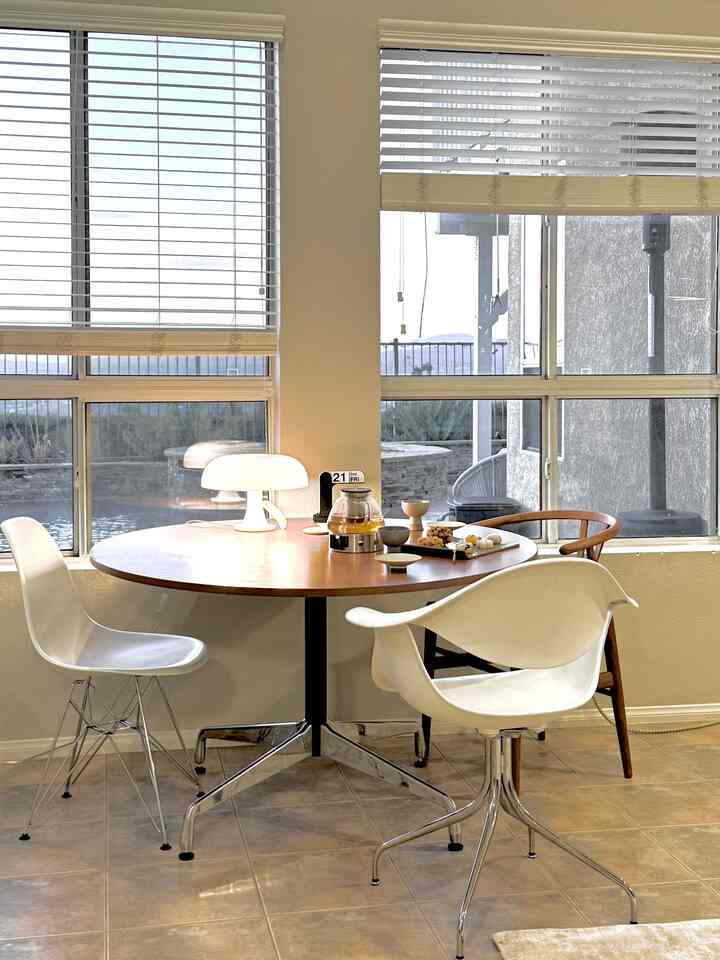 Chairs chairs chairs 😍

#chairs #eames #vitra #hermanmiller #diningtable #livingroominterior #livingroomtable 