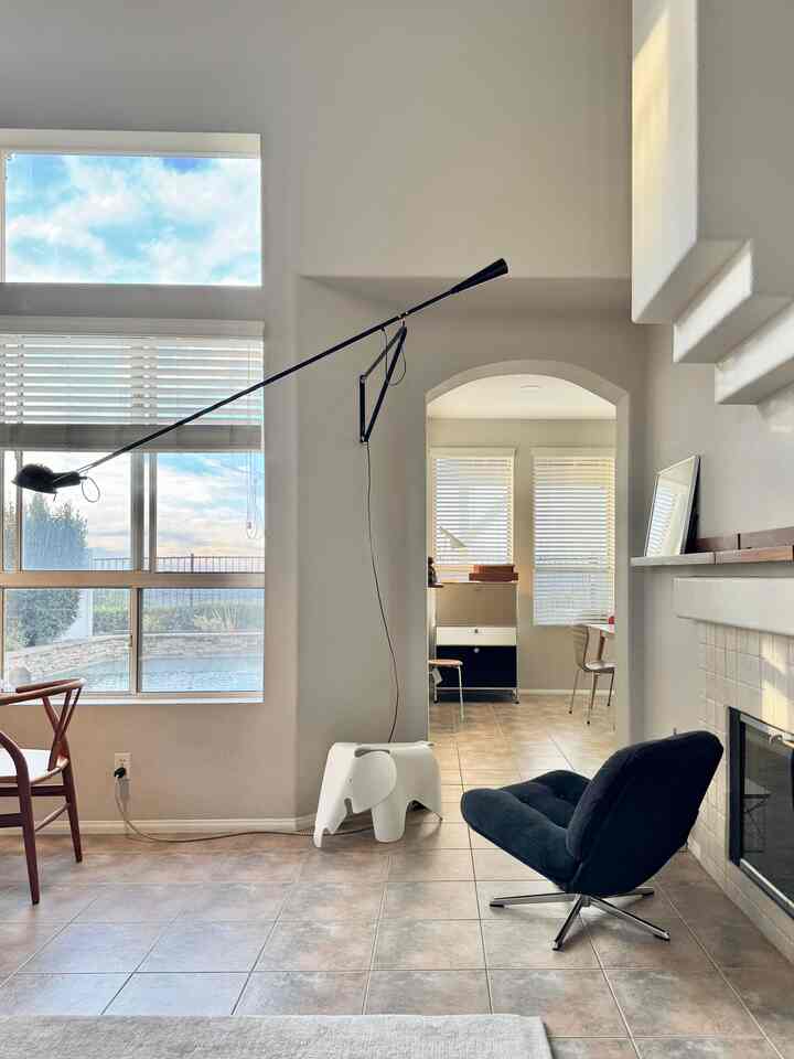 View from my window ✨

#ikea #ikeachair #loungechair #wallshelf #walllighting #interiors #moderninteriors