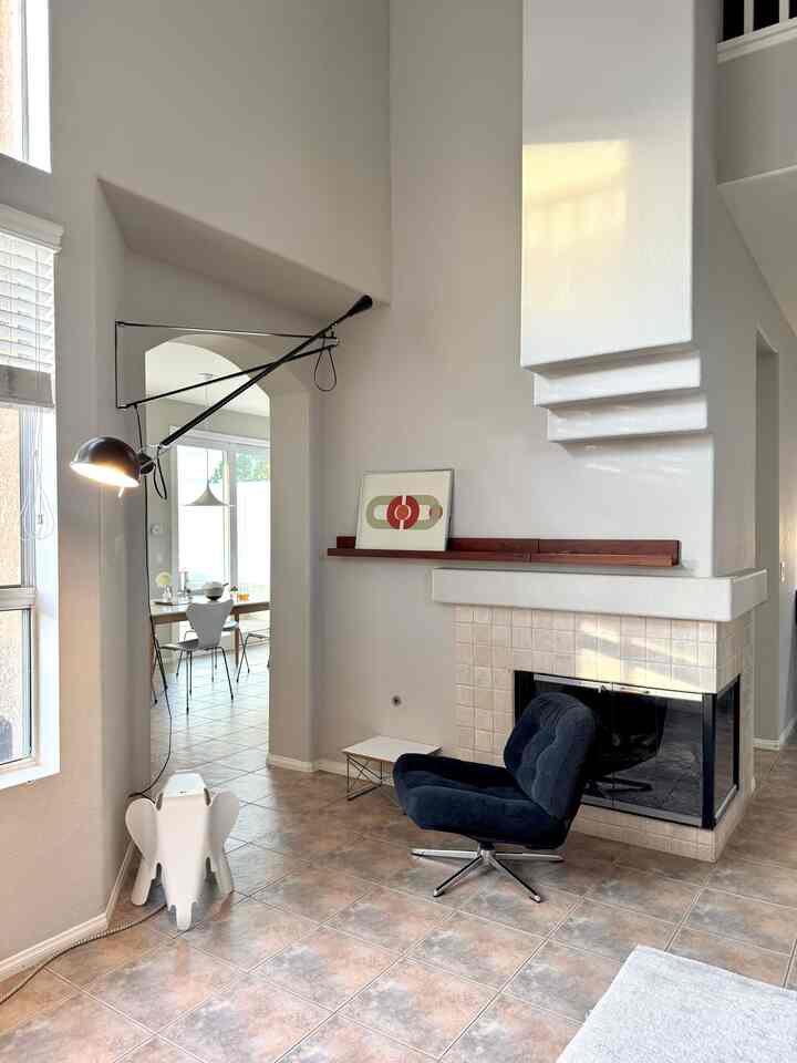 Ide interior modern 🤎

#ikea #ikeafurniture #loungechair #Wallshelf #walldecoration #pictureframe #posterframe #posterinterior