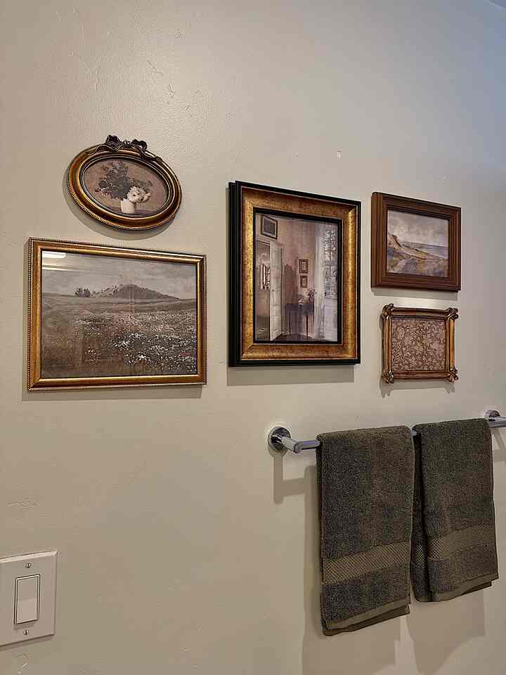 Gallery wall details ✨ #bathroom #gallerywall #printableart 