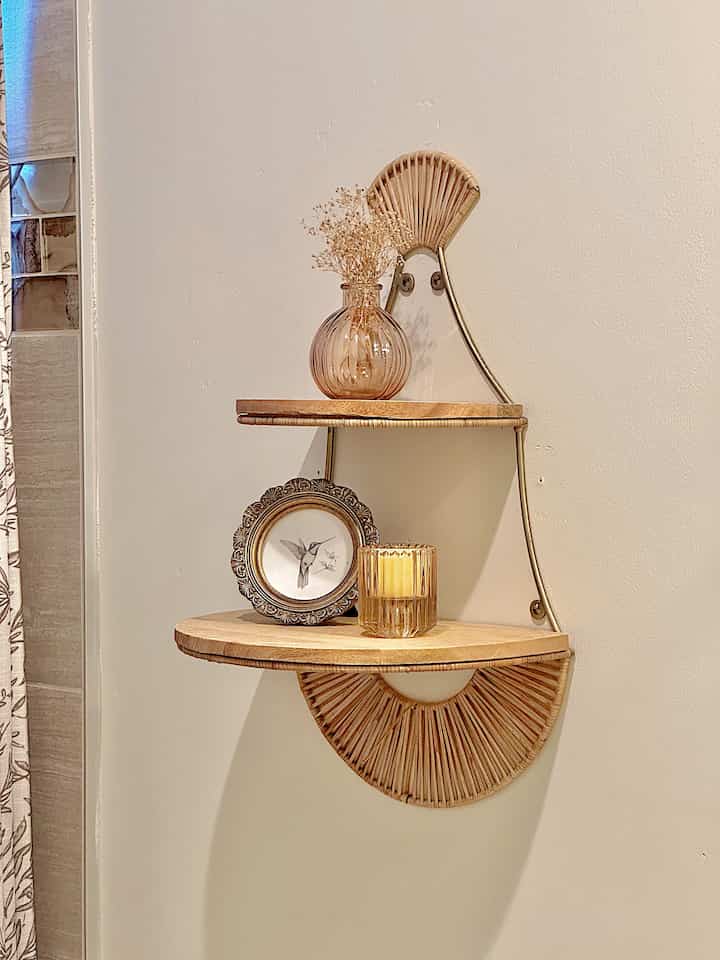 Shelf above the toilet in the bathroom #bathroom #shelf #vintageinspired 