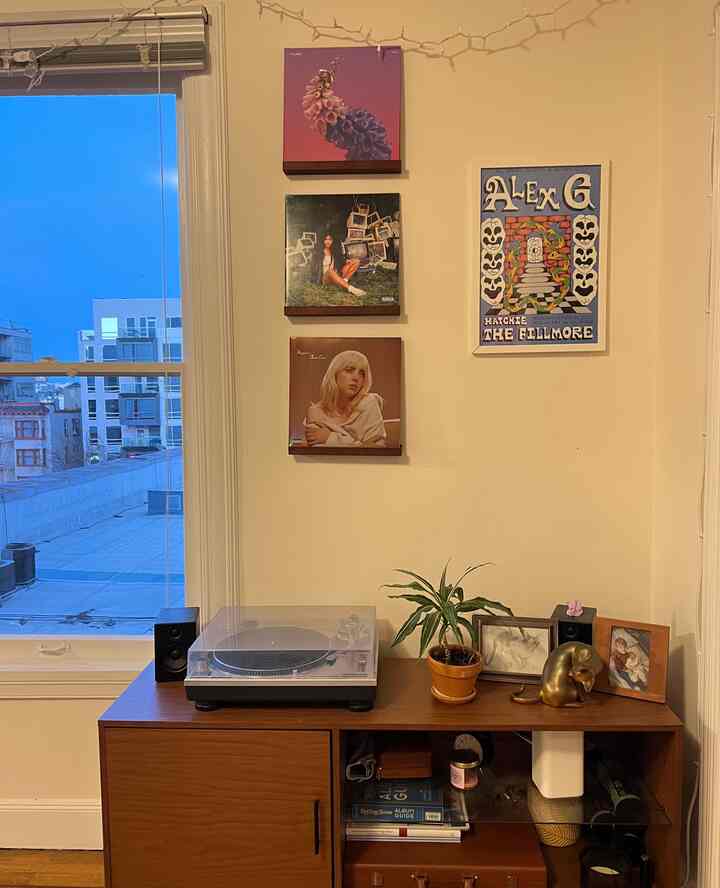 📍the vinyl corner • setting the mood for dinner/hosting #mcm #midcenturymodern #vinyl #cornershelf 