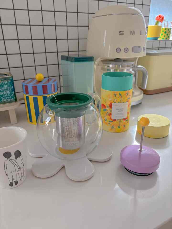 Perfect morning for some tea and coffee ;) #kitcheninterior #kitchendecor #teapress #coffeemachine 