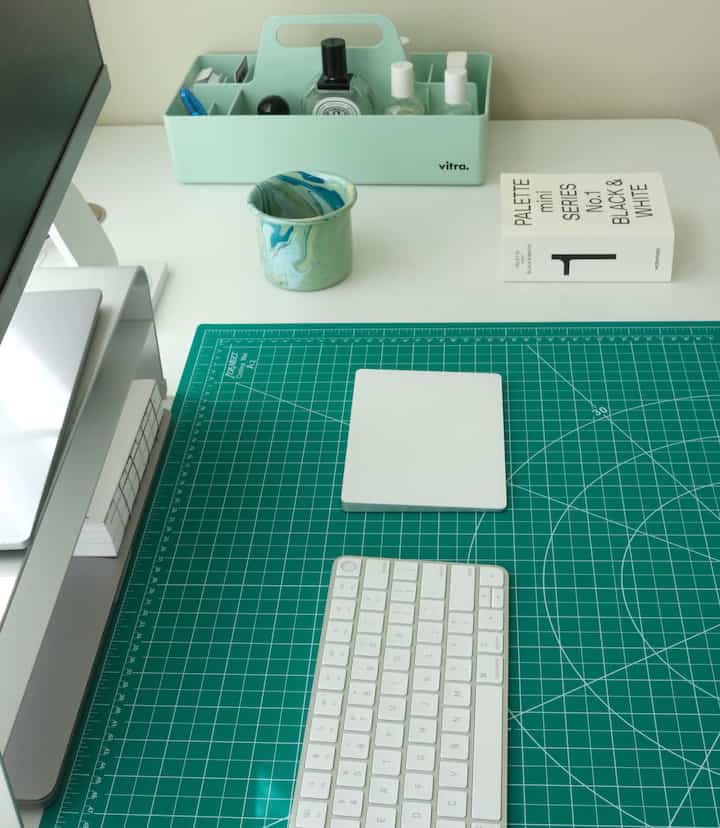 Organization tip 💡: Use a key color for a cohesive look—mint for my desk area! 💚
#deskterrier #wfhoffice #workfromhome #mint #greeninterior 
