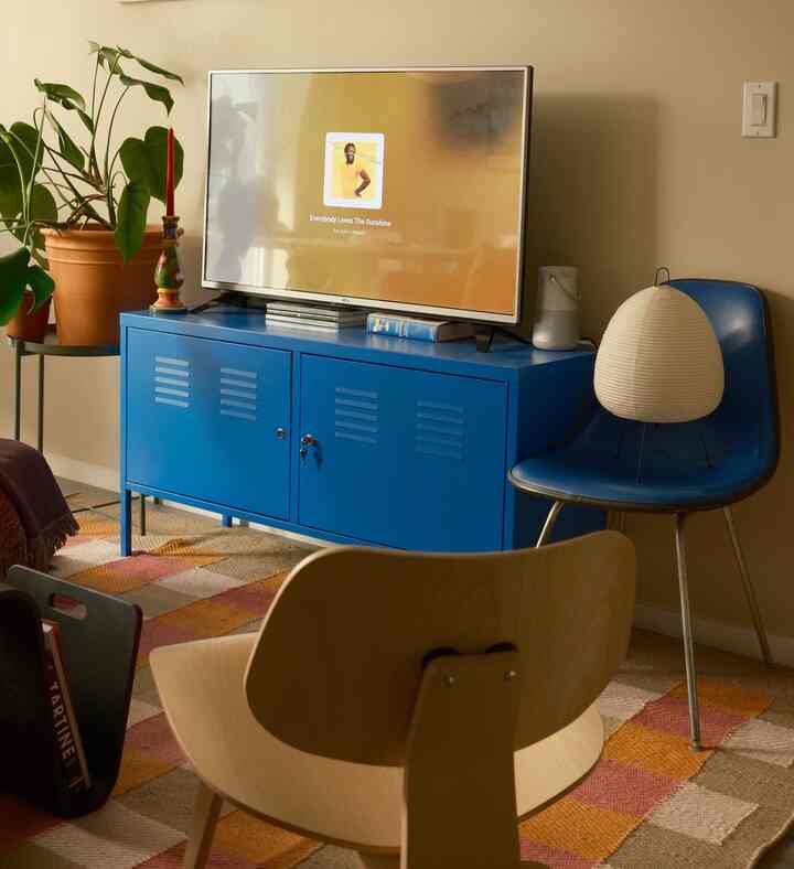 Kiat penataan 💡: Gunakan warna utama untuk tampilan yang kohesif—biru & oranye untuk ruang tamu saya! 💙🧡 #livingroominterior #blue #orange