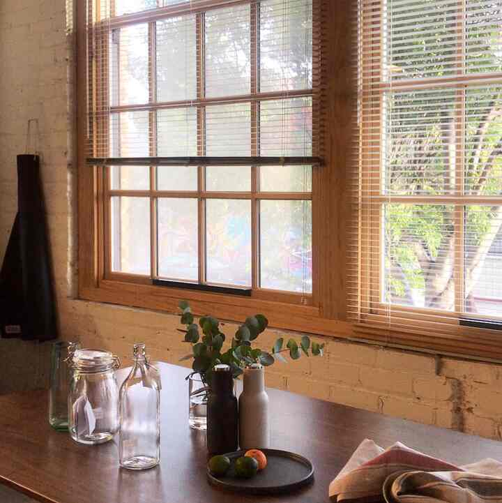 Wood on white brick 👌🏻 #wood #cozydining #lofttherapy 