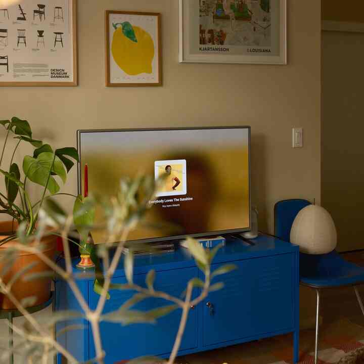 Have a peek at my living room 👀
#livingroominterior #blueinterior #noguchilamp