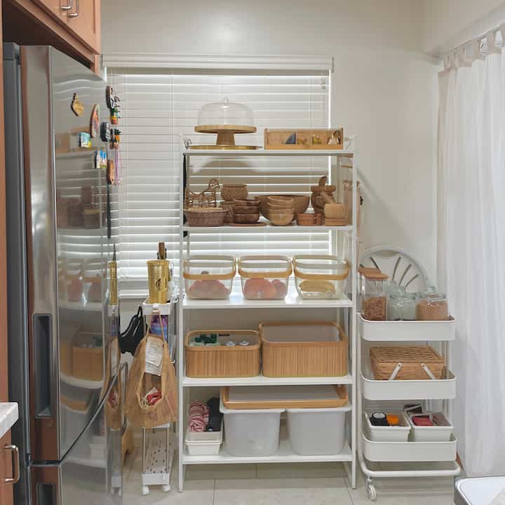 Tip💡
When storage space is limited and you have to keep things out in the open, grouping similar colors together can make everything look more organized and even feel like part of the decor!

#kitcheninterior
#whiteinterior
#beigeinterior
#organizingtips